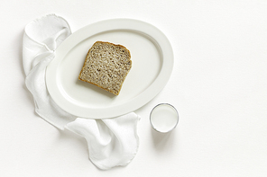 흰색 테이블위에 화이트 빈접시, 통밀 식빵과 우유 한 잔, 카피스페이스가 있는 백그라운드 탑뷰