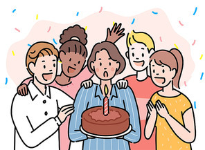 한 남자가 생일 케이크를 들고 있고 친구들이 주변에서 축하해주고 있다.