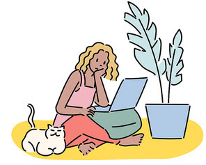 한 여성이 바닥에 앉아 노트북을 보고 있고 그녀옆에 고양이가 앉아있다.