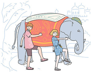 한 여행객 커플이 코끼리와 함께 재미있는 포즈로 걷고 있다.