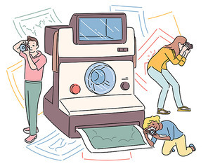 사람들이 즉석카메라로 사진을 찍고 있다.