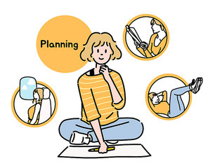 한 여성이 종이를 펼쳐놓고 바닥에 앉아 계획을 짜고 있다.