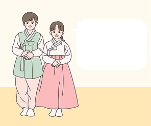 귀여운 소년과 소녀가 한복을 입고 서있다.