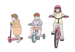 귀여운 아이들이 자전거를 타고 있다.