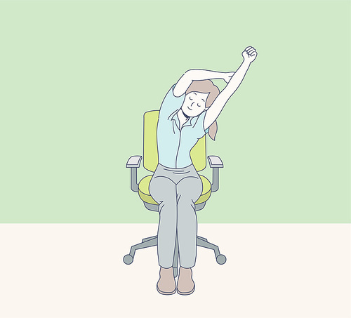 한 여성이 사무실 의자에 앉아 스트레칭 하고 있다.