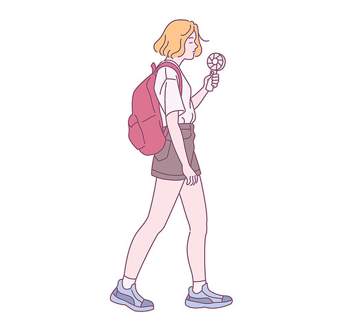 한 소녀가 손선풍기를 들고 길을 걷고 있다. 귀여운 손그림 스타일 일러스트레이션.