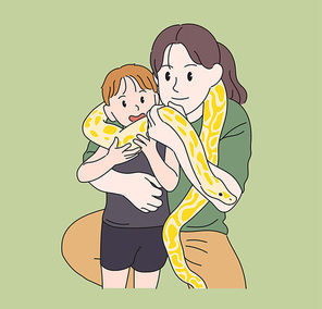 엄마와 아들이 비단뱀 체험을 하고 있다. 손그림 스타일 일러스트레이션.