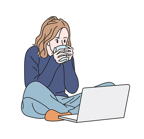 한 여성이 커피를 마시며 노트북을 보고 있다. 손그림 스타일 일러스트레이션.