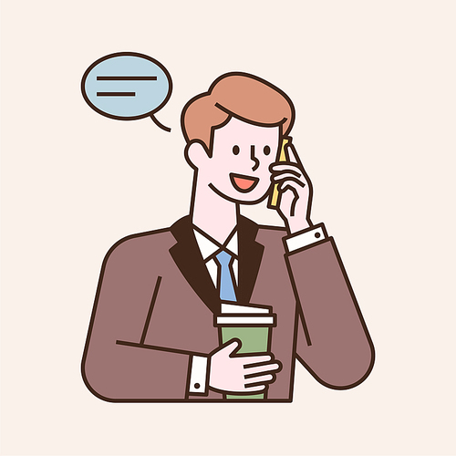 한 비즈니스맨이 전화통화를 하며 한손에는 커피를 들고 있다.