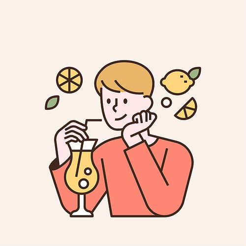 한 남성이 레몬에이드를 마시고 있다.