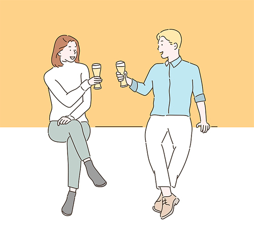 맥주잔을 들고 건배를 하는 남자와 여자. 손그림 스타일 일러스트레이션.