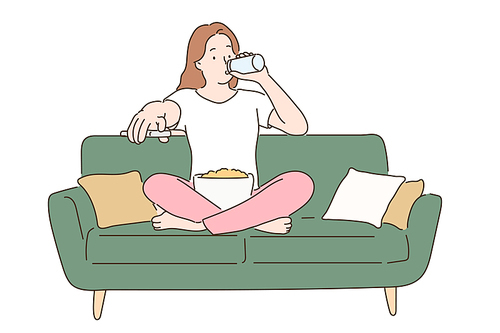 소파에 앉아 스낵을 먹으며 음료를 마시는 여성. 손그림 스타일 일러스트레이션.