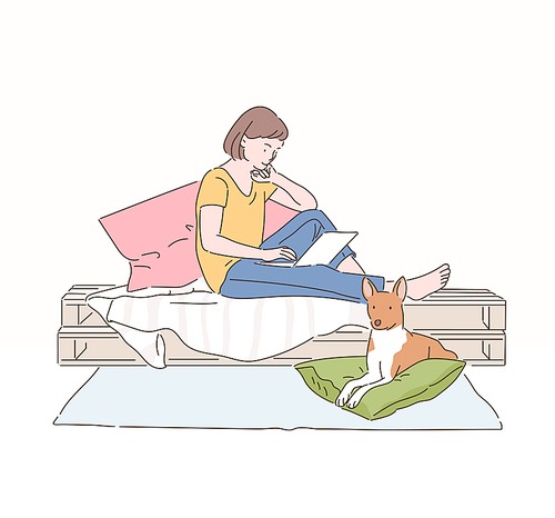 한 여성이 편안하게 앉아 노트북을 보고 있고 그 아래 개가 앉아있다. 손그림 스타일 일러스트레이션.