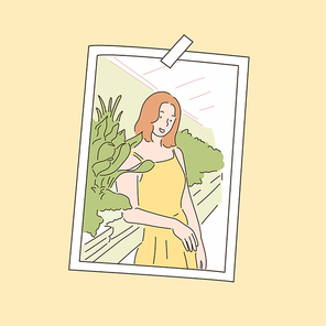 사진 속의 한 여성이 식물들 속에서 포즈를 취하고 있다. 손그림 스타일 일러스트레이션.