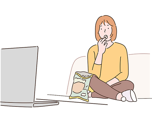 한 여성이 소파에 앉아 과자를 먹으면서 노트북을 보고 있다. 손그림 스타일 일러스트레이션.
