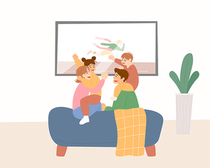 소파에 둘러앉아 다함께 티비를 보고 있는 행복한 가족들.