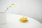 노란색 커피잔과 꽃