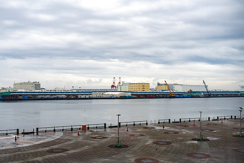 오사카 항만의 모습 넓은 광장과 맞은편의 공장 지대가 보인다.