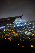 야간비행때 창문 밖으로 보이는 밤 도시의 모습