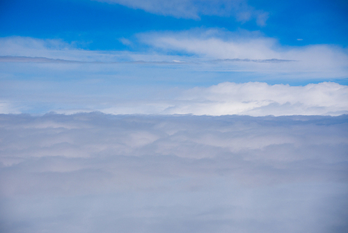 비행기에서 내려다 본 솜털같이 부드러워 보이는 구름들