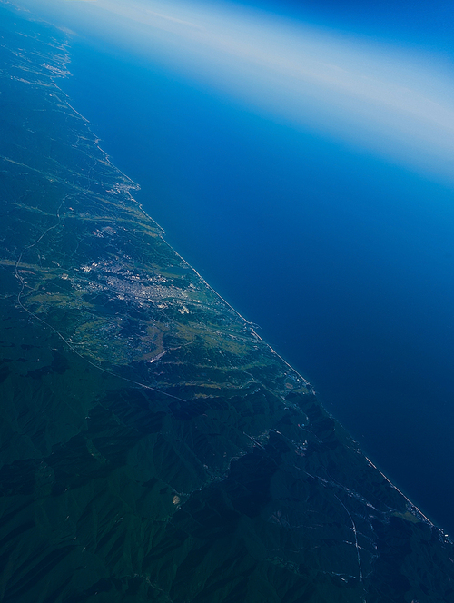 비행기에서 내려다 본 일본의 해안과 바다의 모습