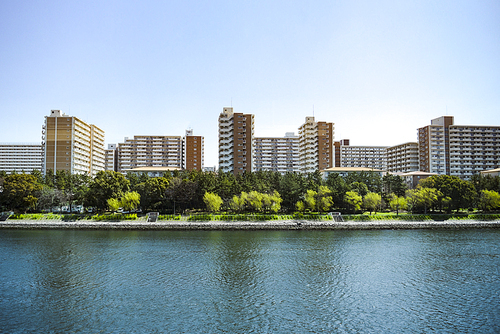 도쿄 항구에 가까운 강가에 늘어서 있는 아파트와 건물들
