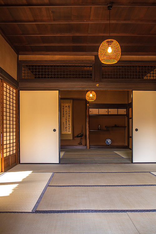 실내등이 보이는 일본 전통 가옥의 거실 모습
