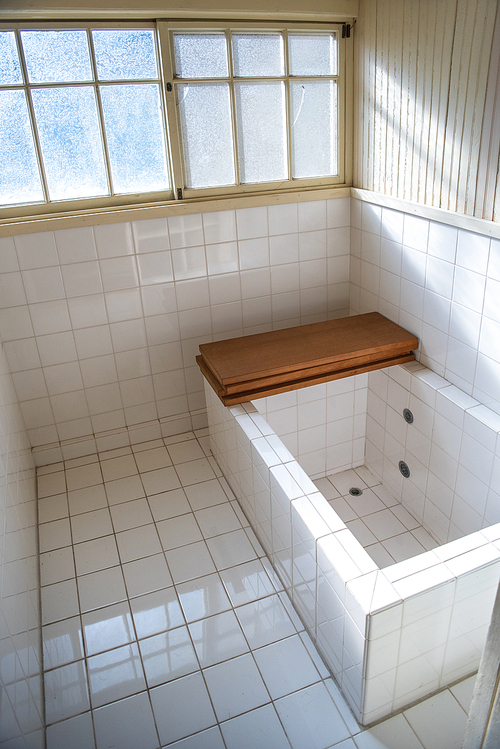 근대식 일본 가옥의 욕실 흰색의 타일로 마감되어 있다