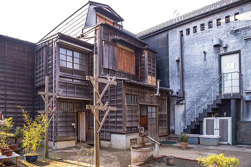 일본의 근대 상점가 뒷모습  목조 건물과 석조 건물이 좋은 대비가 된다.