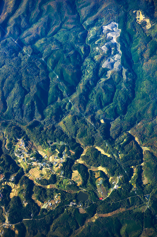 비행기에서 내려다 본 일본의 산과 마을의 모습