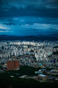 구름 사이 좁게 햇빛이 쏟아지는 도시.