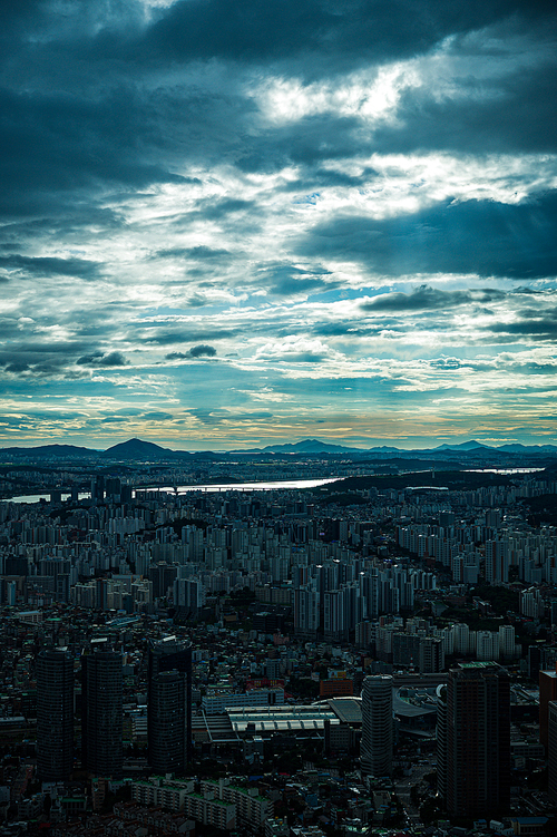 비가 개인 하늘과 한강과 서울의 풍경