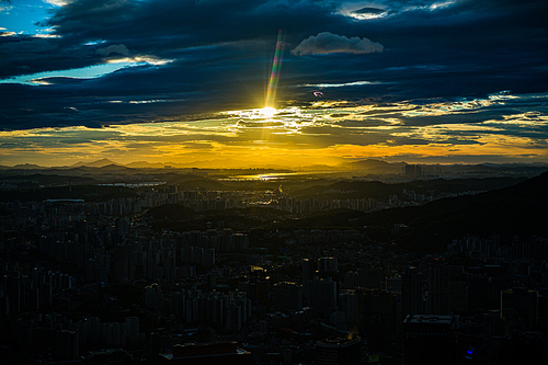 마지막 햇살이 비추이는 저녁 노을이 물든 서울의 풍경