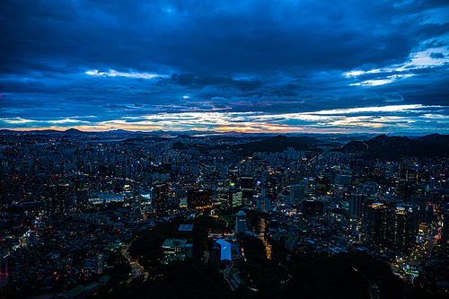 구름과 노을과 어우러지는 서울의 야경