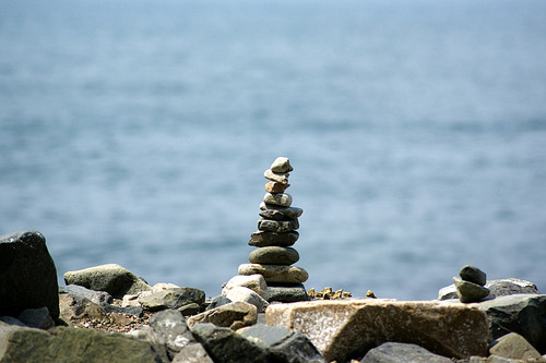 바닷가의 돌로 돌탑을 만들어 놓았습니다.