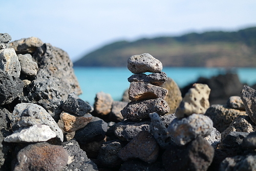 제주도 바다와 현무암으로 만든 돌 탑