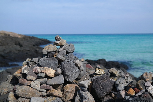 제주도 바다와 현무암으로 만든 돌 탑