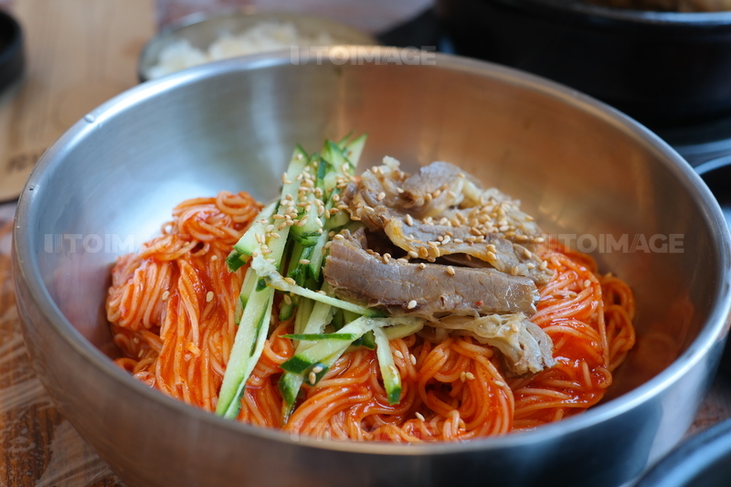 유토이미지 | 고기를 고명으로 올린 매콤한 비빔냉면