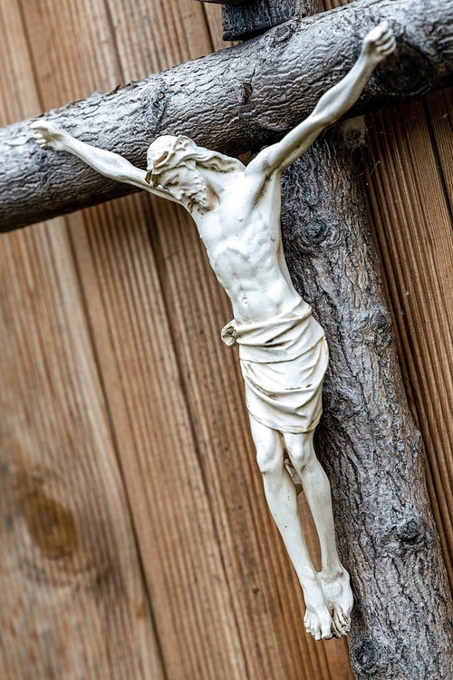 나무로 만들어진 십자가에 박힌 예수님
