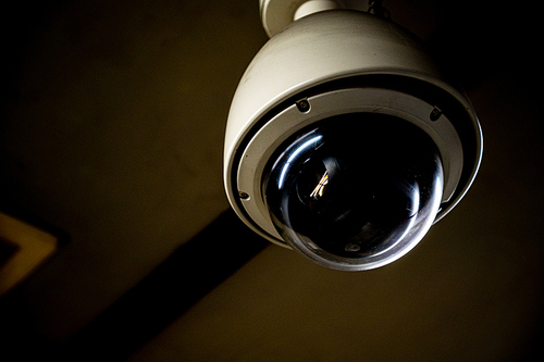 천장에 설치된 cctv 감시카메라