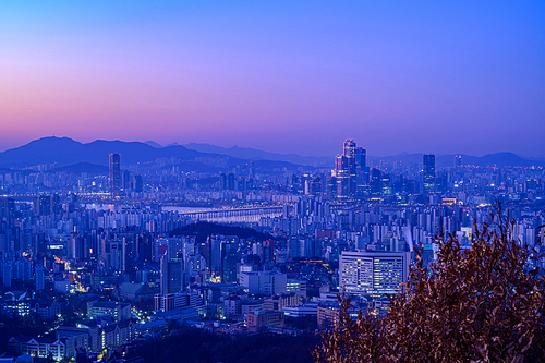 일출 여명 시간에 안산 정상에서 촬영한 서울 도시 풍경