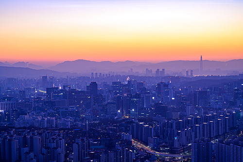 일출 여명 시간에 안산 정상에서 촬영한 서울 도시 풍경