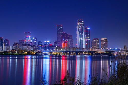 노을이 지는 야간의 서울 여의도 한강 야경 도시 풍경