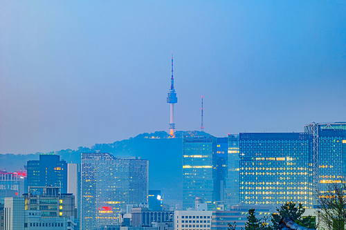 일출 시간에 촬영한 서울 남산 타워 건물 도시 풍경