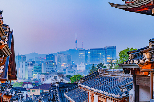 일출 시간에 촬영한 서울 남산 타워 건물 도시 풍경