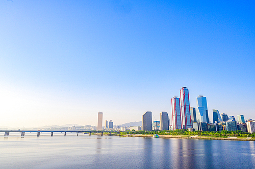 아침 시간에 촬영한 서울 한강 여의도 고층 빌딩 풍경