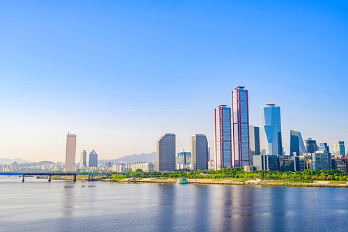 아침 시간에 촬영한 서울 한강 여의도 고층 빌딩 풍경