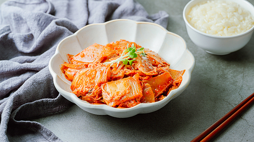 매콤하게 맛있는 한국 음식 김치볶음 요리