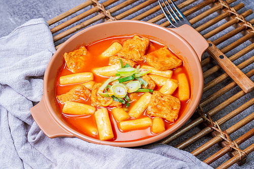 어묵과 파가 들어간 매콤 달콤한 한국 음식 떡볶이 요리