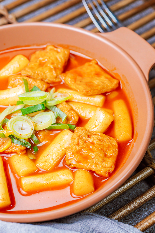 어묵과 파가 들어간 매콤 달콤한 한국 음식 떡볶이 요리